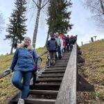 Hallil pilvisel päeval kogunesime Piiskopi linnuse lähedal parklasse, kuhu jõudsime pisut hilinemisega umbes 20 minutiga ja kus ei olnud matkaraja viidet. Nii e